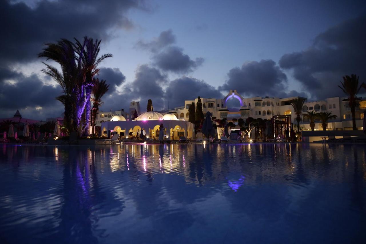 The Mirage Resort & Spa 哈馬馬特 外观 照片 The Royal Mirage Hotel at night