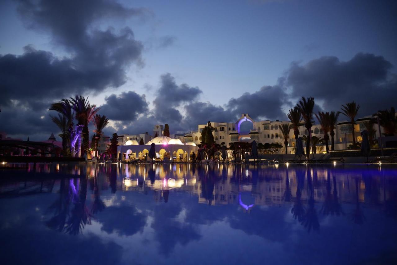 The Mirage Resort & Spa 哈馬馬特 外观 照片 The Royal Mirage Hotel at night