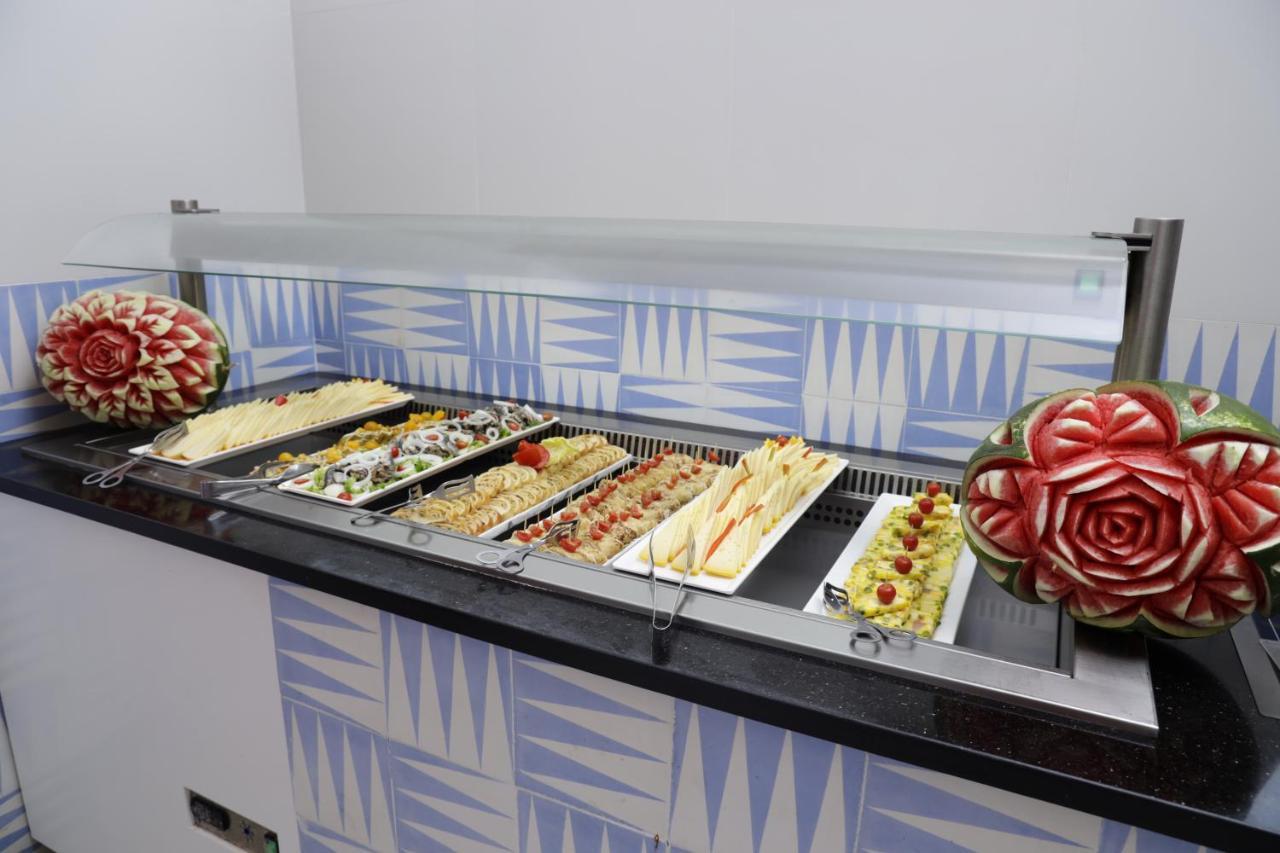 The Mirage Resort & Spa 哈馬馬特 外观 照片 A display case with food