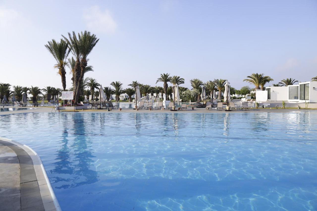 The Mirage Resort & Spa 哈馬馬特 外观 照片 A swimming pool at a hotel in Cyprus