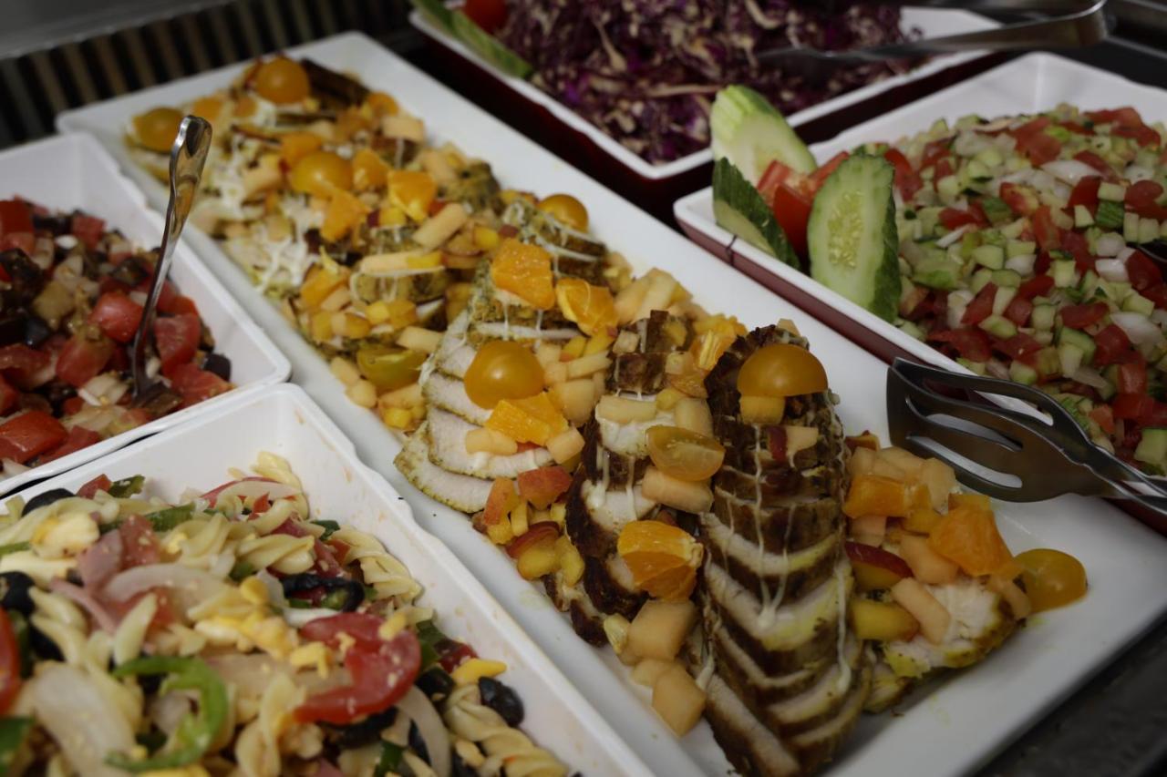 The Mirage Resort & Spa 哈馬馬特 外观 照片 A selection of salads