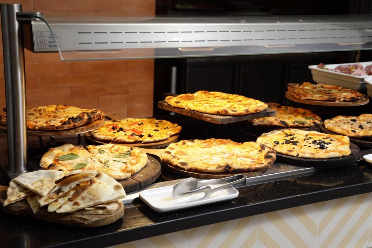 The Mirage Resort & Spa 哈馬馬特 外观 照片 A display of pies at a bakery